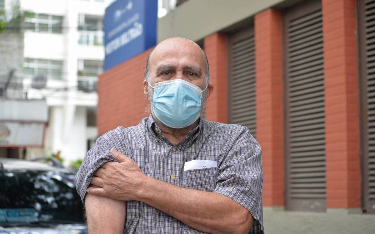 Rio de Janeiro - 70/10/2021 -  RIO DE JANEIRO - POLICIA  - Idosos com idade apartir de 73 anos , se vacinarrm na tarde de hoje (07) no posto de saude Heitor Beltrao  na Zona Norte do Rio na foto Josu&eacute;     Foto : Fabio Costa/ Agencia O Dia