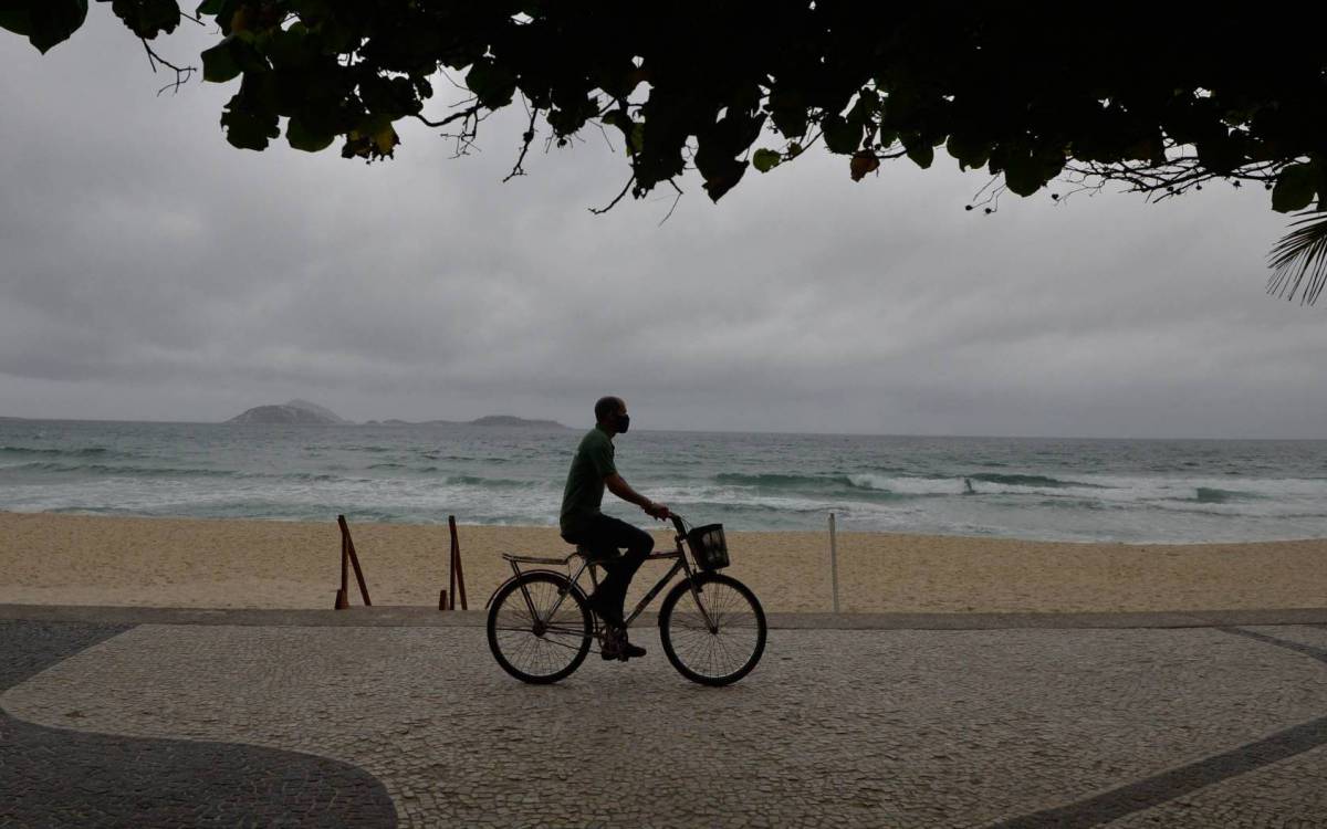 Rio de Janeiro - 07/10/2021 - Clima/ Rio - Clima tempo -  Dia nublado na orla da zona sul  nesta quinta (07) na  zona sul do Rio,  Foto : Fabio Costa/ Agencia O Dia