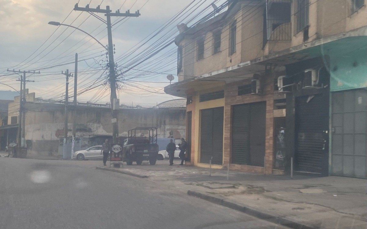 Viatura policial no interior da comunidade do Juramento