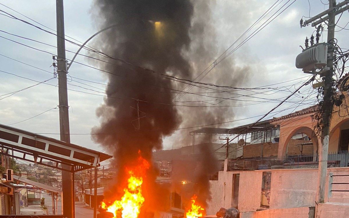 Equipes da PM tentam retirar barricadas com fogo no interior de comunidade