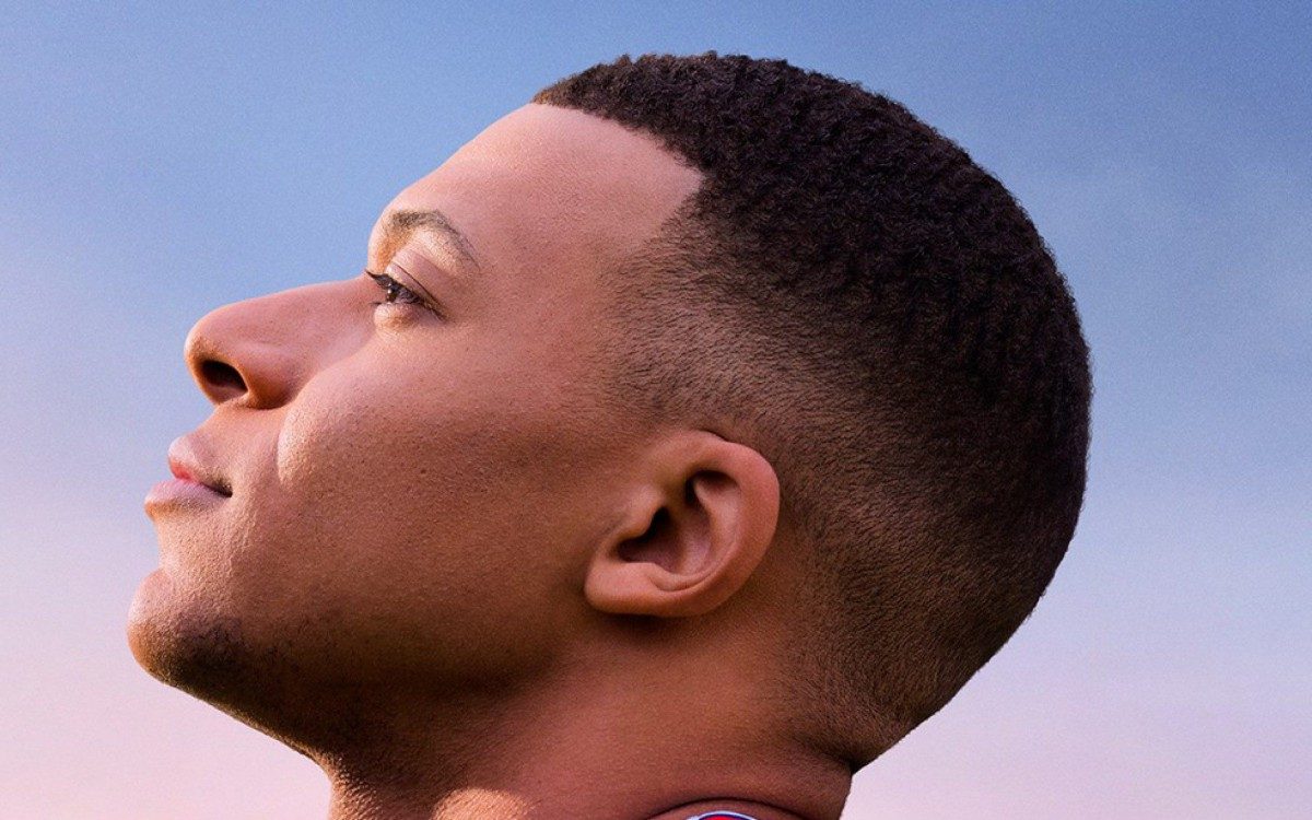 Mbapp&eacute;, atacante do PSG, foi capa do jogo Fifa 22, da EA Sports