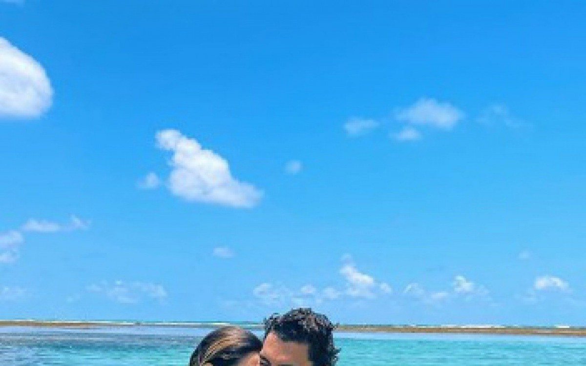 Giovanna Lancellotti curte f&eacute;rias em Alagoas