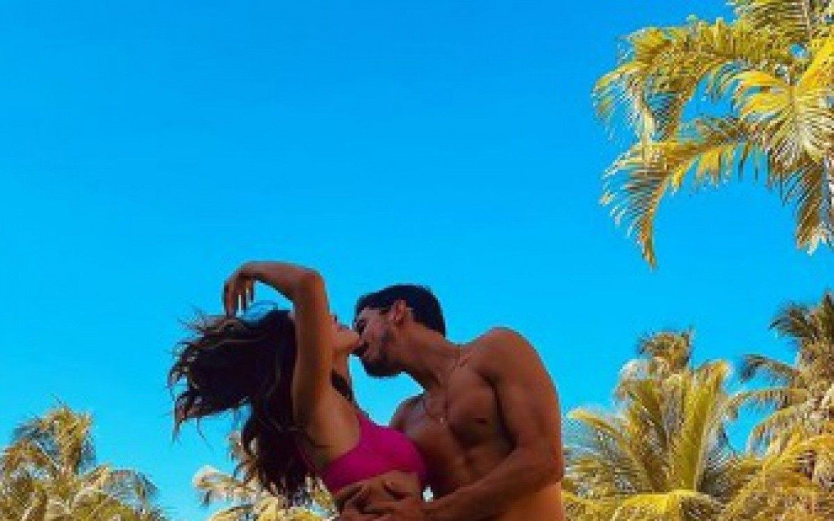 Giovanna Lancellotti curte f&eacute;rias em Alagoas
