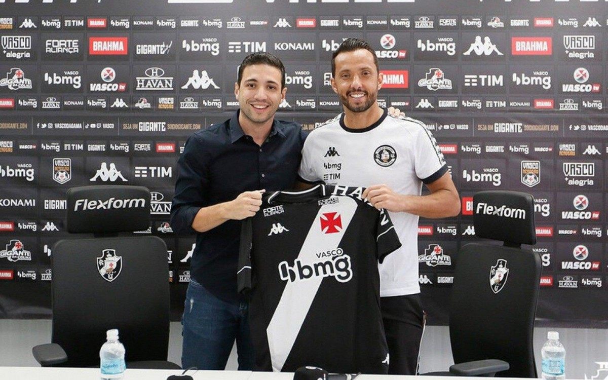 P&aacute;ssaro rasga elogios a Nen&ecirc; e projeta 64 pontos para acesso do Vasco: 'N&atilde;o tem desculpa para n&atilde;o subir'
