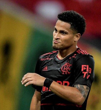 Flamengo assina novo contrato bilionário com Matheus França
