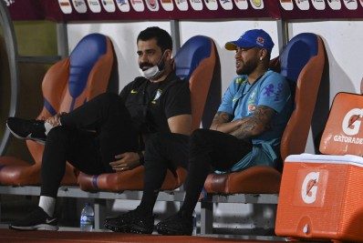 Neymar vai ao gramado após vitória contra a Venezuela, mas seguranças interrompem atividade do grupo