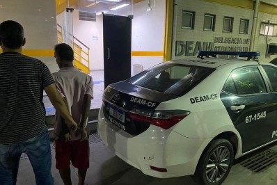 Homem é preso acusado de agredir esposa após descobrir traição em Cabo Frio