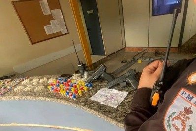 PM apreende duas réplicas de pistolas em Barra Mansa