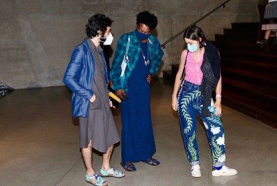 De vestido, Caio Blat e Luis Miranda prestigiam espetáculo de Deborah Colker