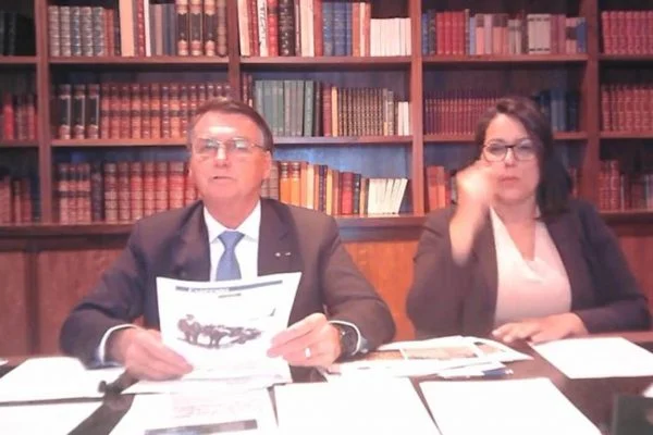 Bolsonaro tem live interrompida após voltar a defender o tratamento precoce contra a Covid