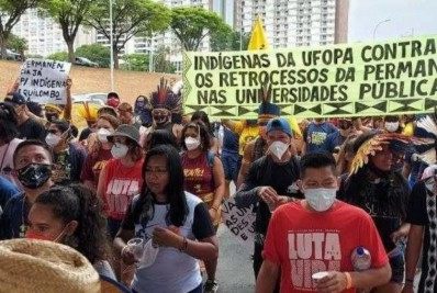 Estudantes quilombolas e indígenas protestam por acesso a universidade