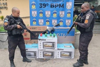 PM apreende fuzil e recupera eletrodomésticos roubados em Belford Roxo