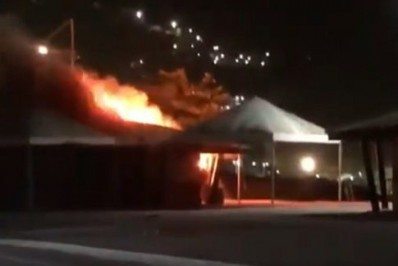 Quiosque na Praia dos Anjos, em Arraial do Cabo, pega fogo