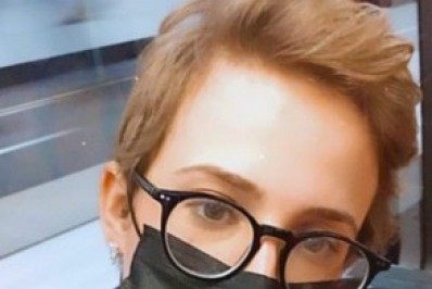 Atriz tem o telefone roubado em Paris: 'Fotos da viagem perdidas'