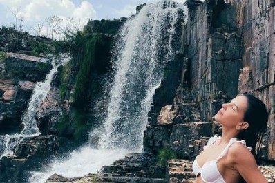 Mariana Rios exibe boa forma em lugar paradisíaco