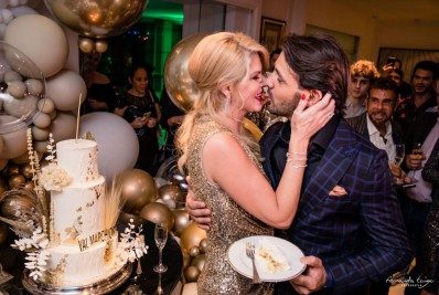 Val Marchiori comemora 47 anos com festa de luxo e beija muito 