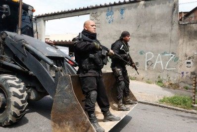 Polícia retira barricadas para entrar no Morro do Juramento