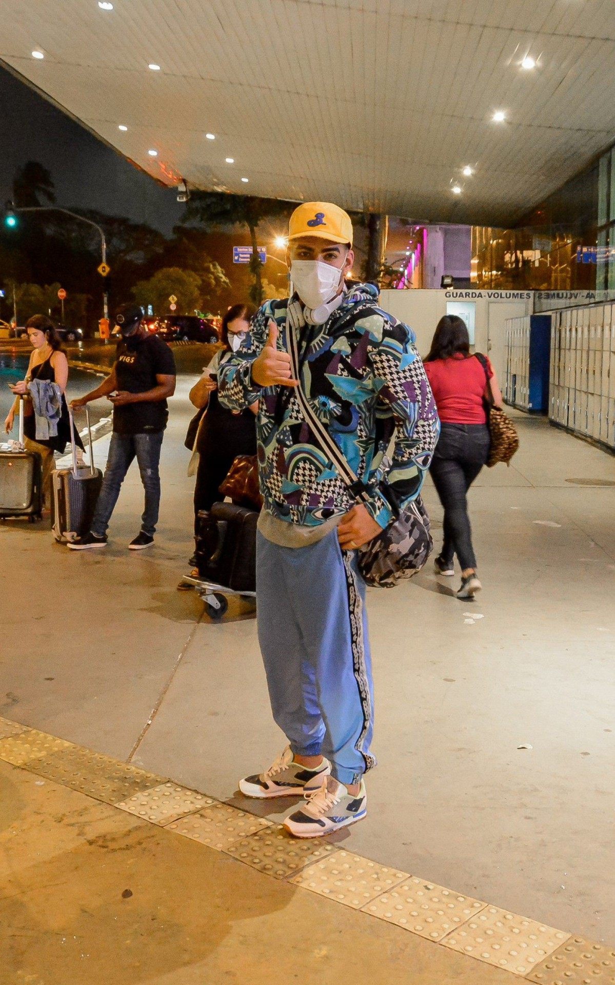 Dilsinho embarca no Aeroporto Santos Dumont, no Rio, e posa para fotos com f&atilde;s na noite desta quinta-feira