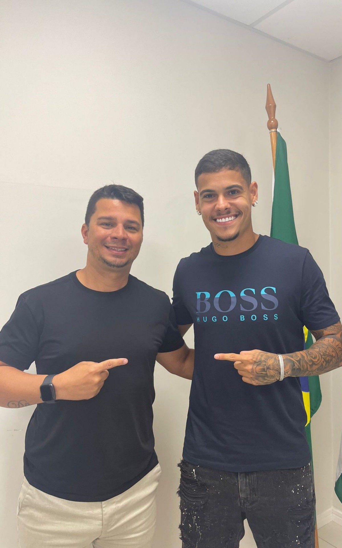Luan Freitas (direita) e seu empresário Ciro Almeida, após assinar o novo contrato com o Fluminense - Divulgação