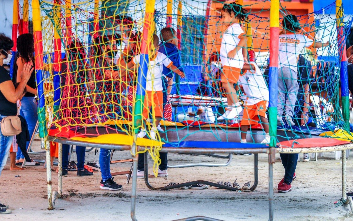O pula-pula fez a alegria dos alunos da Creche &Aacute;lvaro Lisboa Braga