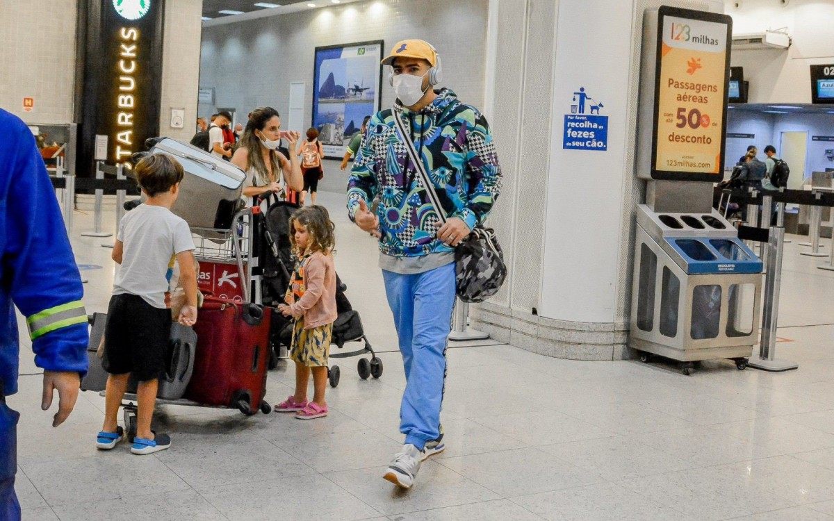 Dilsinho embarca no Aeroporto Santos Dumont, no Rio, e posa para fotos com fãs na noite desta quinta-feira