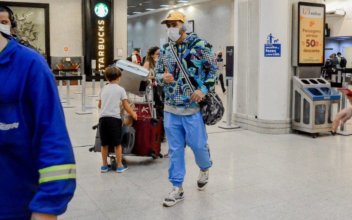 Dilsinho embarca no Aeroporto Santos Dumont, no Rio, e posa para fotos com fãs na noite desta quinta-feira