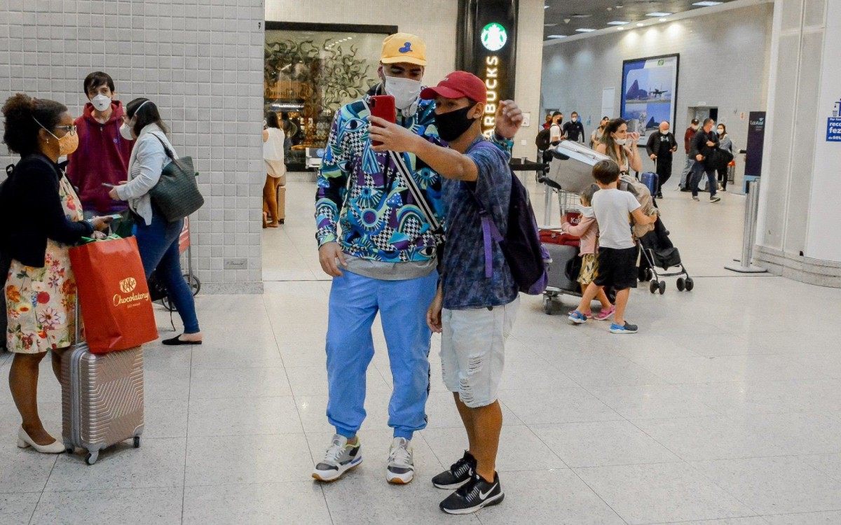 Dilsinho embarca no Aeroporto Santos Dumont, no Rio, e posa para fotos com fãs na noite desta quinta-feira