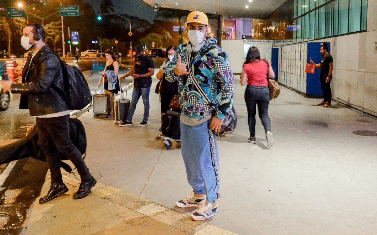 Dilsinho embarca no Aeroporto Santos Dumont, no Rio, e posa para fotos com fãs na noite desta quinta-feira