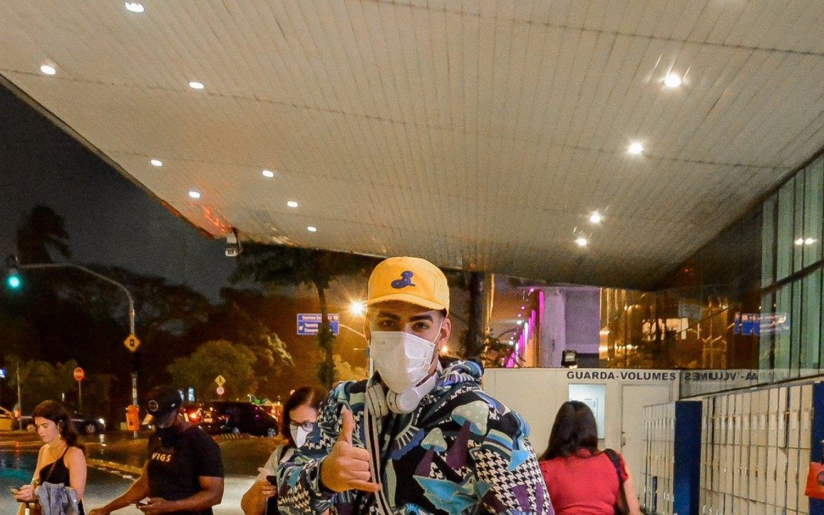 Dilsinho embarca no Aeroporto Santos Dumont, no Rio, e posa para fotos com fãs na noite desta quinta-feira