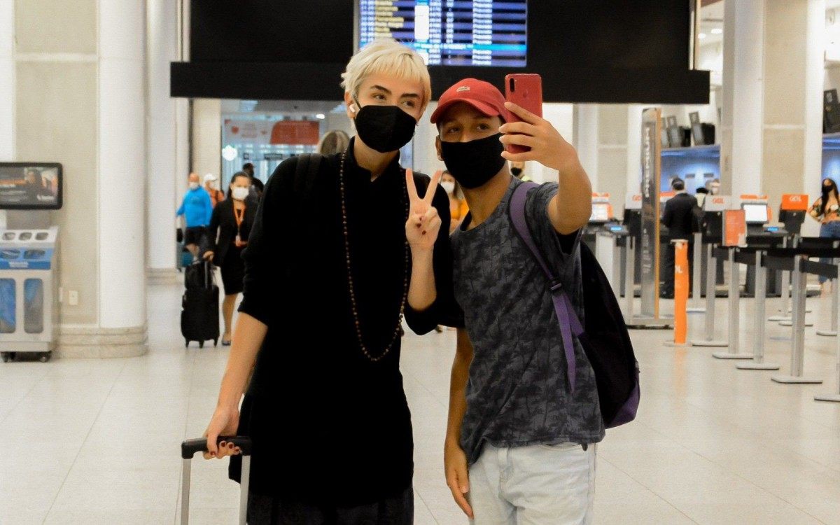 Maria Casadevall embarca no Aeroporto Santos Dumont, no Rio, na noite desta quinta-feira