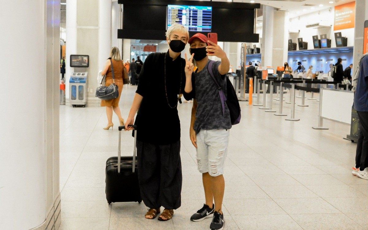 Maria Casadevall embarca no Aeroporto Santos Dumont, no Rio, na noite desta quinta-feira
