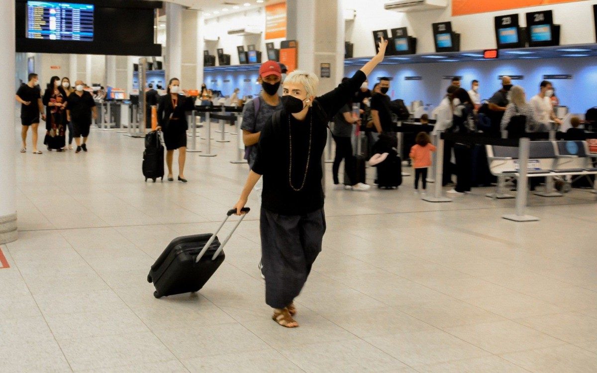 Maria Casadevall embarca no Aeroporto Santos Dumont, no Rio, na noite desta quinta-feira