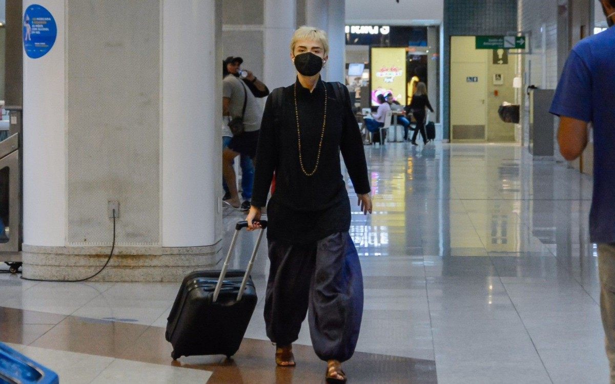 Maria Casadevall embarca no Aeroporto Santos Dumont, no Rio, na noite desta quinta-feira