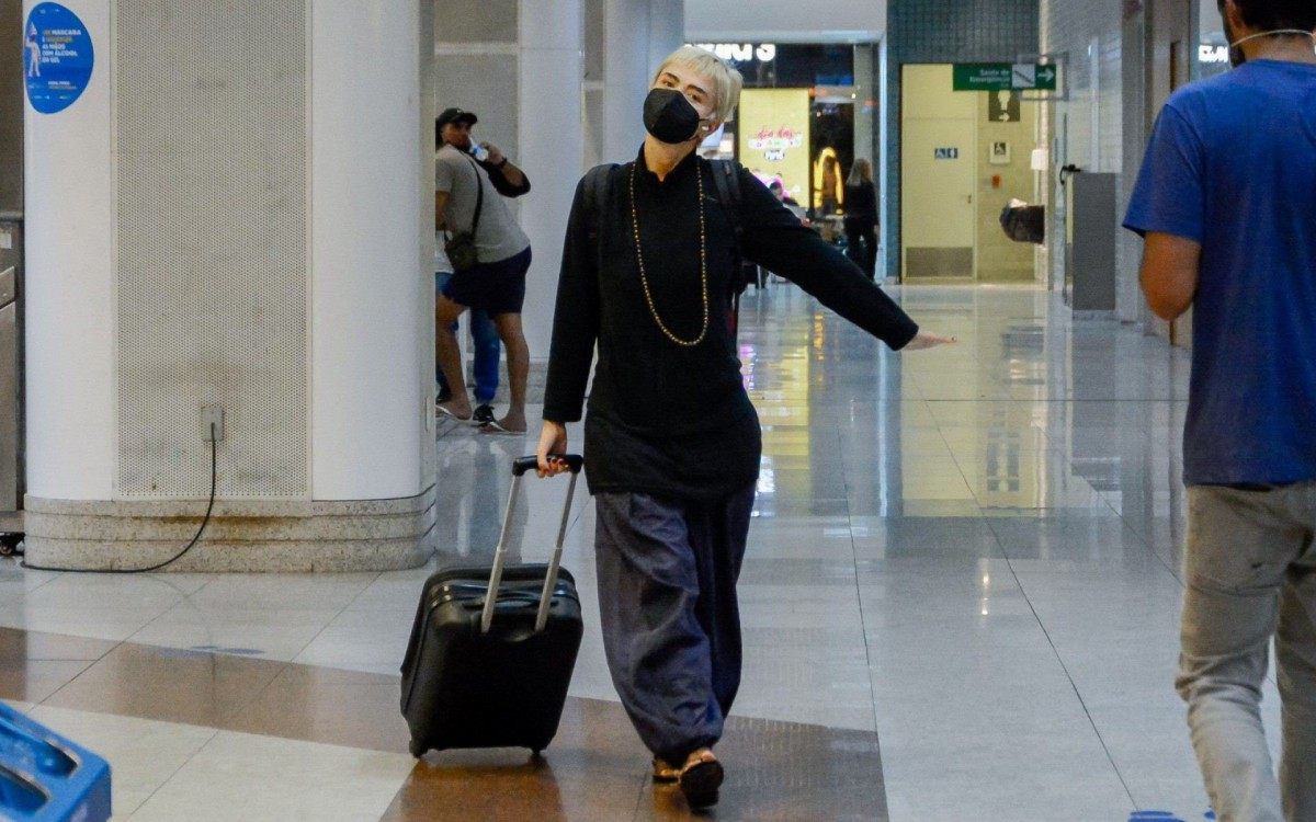 Maria Casadevall embarca no Aeroporto Santos Dumont, no Rio, na noite desta quinta-feira