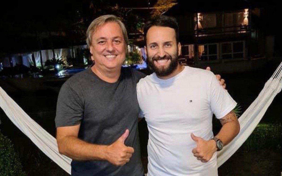 Prefeito de Búzios, Alexandre Martins (REP) ao lado do vereador, Raphael Aguiar, que apresentou PL para distribuição de absorventes na península 