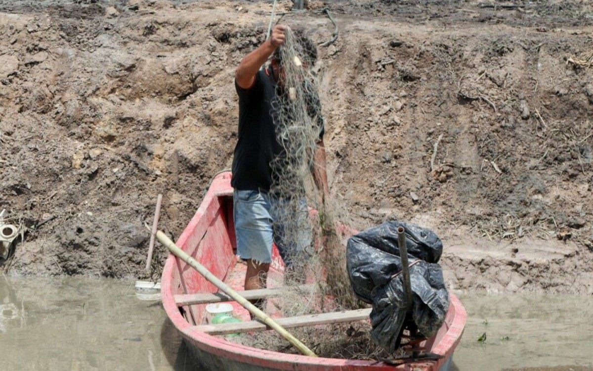 O pescador Gilson Gon&ccedil;alves de Almeida, vive h&aacute; 20 anos no Parque Estrela e mora nas margens do Rio Negro. Ele tira seu sustento do que pesca no rio.