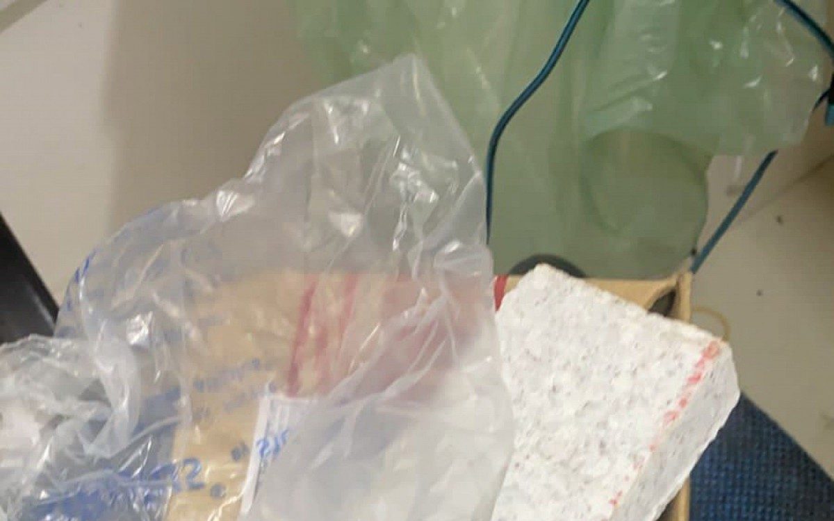 Recepcionista compra celular em aplicativo das Casas Bahia e recebe peda&ccedil;o de pedra como brinde