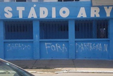 Estádio do Goytacaz amanhece pichado após derrota do time de Campos