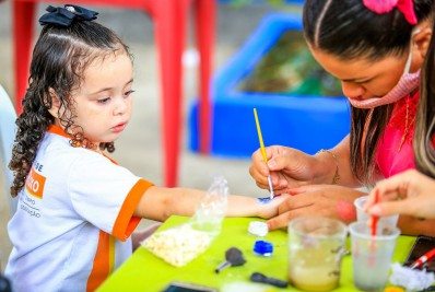 Alunos da Creche Álvaro Lisboa Braga comemoram o Dia das Crianças na Praça de Heliópolis, em Belford Roxo