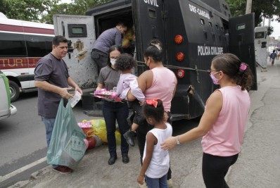 Blindado da Polícia Civil distribui brinquedos para crianças do Jacarezinho