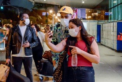 Dilsinho faz sucesso com fãs em aeroporto do Rio