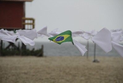 CPI da Covid: ONG estende lenços brancos diante do Congresso durante depoimentos