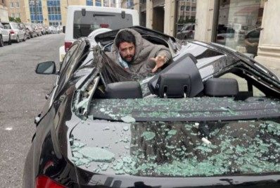 Homem despenca do nono andar de edifício nos EUA e sobrevive após atingir carro 