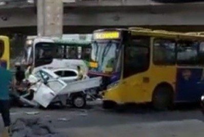Vídeo: Carro colide com dois ônibus próximo à Rodoviária Novo Rio