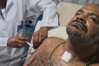 Arlindo Cruz recebe a dose de reforço da vacina contra a Covid-19