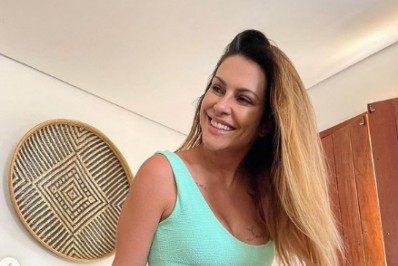Cleo 'quebra a internet' ao posar de biquíni e minissaia 