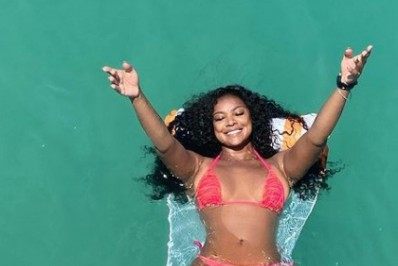 Em Maceió, Cris Vianna exibe o corpão em forma 