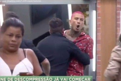 A Fazenda: Internautas pedem expulsão de Dynho e Victor por agressões em Rico