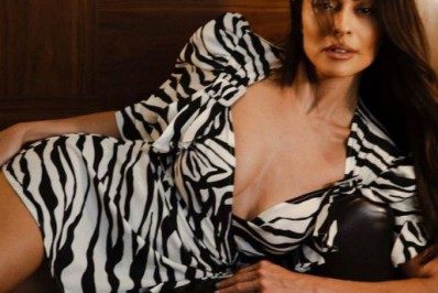 Juliana Paes abusa do decotão e brinca: 'Sextou por aí?'