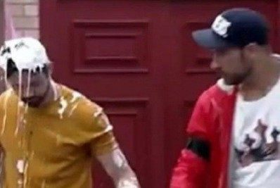 'A Fazenda': Victor Pecoraro dá banho de iogurte em Rico Melquiades; internautas pedem expulsão